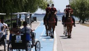  Yeşilköy Sahili'nde Atlı Polislerden denetim