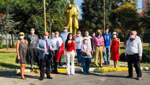 ATAKÖY 9 KISIM A-2 BLOKLARI ATATÜRK ANITINI KARANFİLLERLE SÜSLEDİ.