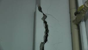 Bakırköy'de bulunan binadaki çatlaklar korkuttu 