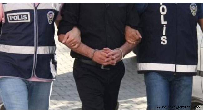 Sahte polis kimliğiyle otomobil satan kişileri dolandıran üç kişi tutuklandı