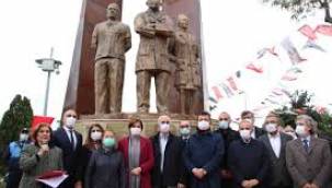 Başkan Dr.Bülent Kerimoğlu, maskeli heykeli neden yaptıklarını açıkladı