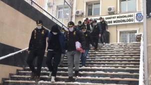 BAKIRKÖY'DE AZILI HIRSIZLAR POLİSTEN KAÇAMADI..