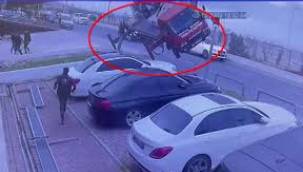 Bakırköy'de vinç devrildi: 2 işçi yaralı