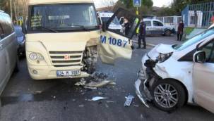 Bakırköy'de yolcu minibüsü ile polis aracı kafa kafaya çarpıştı: 2 yaralı