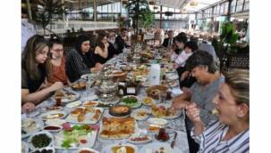 DOĞAN ÇELİK ŞEHİT VE GAZİ AİLELERİNE KAHVALTI DÜZENLEDİ.