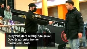 Rusya'da ders niteliğinde şaka! Dayağı görenler hemen maskelerini taktı