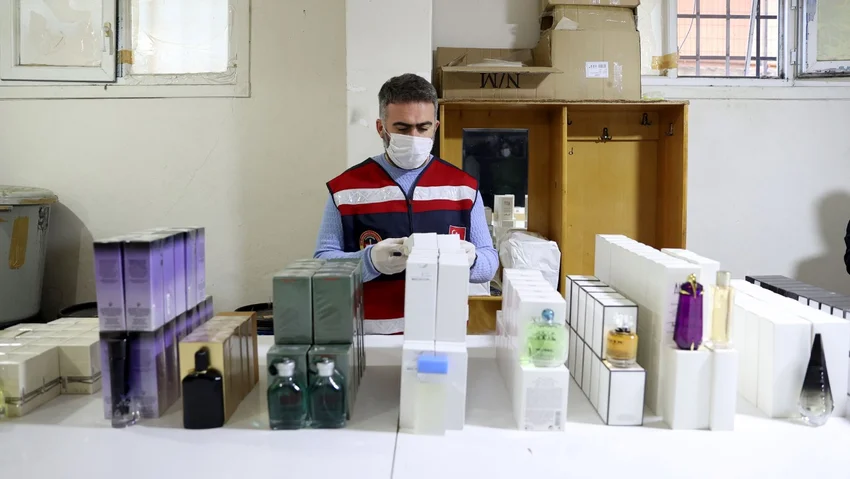 Sahte parfüm operasyonu: Ünlü markalardan tam 40 bin şişe