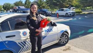 Bakırköy'de görevi başındaki kadın polislere Anneler Günü'nde çiçek sürprizi 