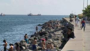 Tatili fırsat bilenler Bakırköy Sahili'ni doldurdu
