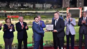 Başkan kupasını verdi