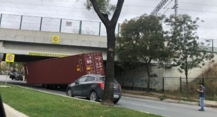 Ataköy'de Yüksekliği Hesaplayamayan Tır Üst Geçide Çarptı