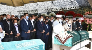 Müslüm Akülker'in kıymetli annesi Arife Akülker'i son yolculuğuna uğurlandı.