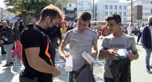 Sahte parfüm satarken yakalandılar, gazetecilere saldırdılar