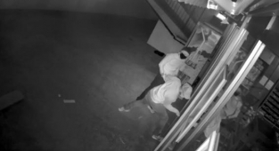 BAKIRKÖY'DE ŞÜPHELİLERİN HIRSIZLIK ANLARI SANİYE SANİYE GÖRÜNTÜLENDİ