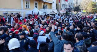 BAKIRKÖY BELEDİYESİ ÖNÜNDE HAREKETLİ SAATLER !