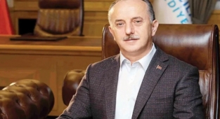 AKP'li başkan kendisiyle fotoğraf çektirmeyen memuru açığa aldırdı