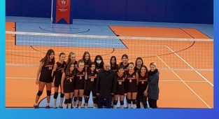 Küçük Kızlar Voleybol İlçe Birincisi Bakırköy Şehit Pilot Muzaffer Erdönmez Ortaokulu öğrencileri oldu