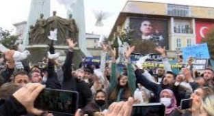 Bakırköy'de toplanan mahkum yakınları güvercin uçurdu: 'Genel af kaçınılmaz'