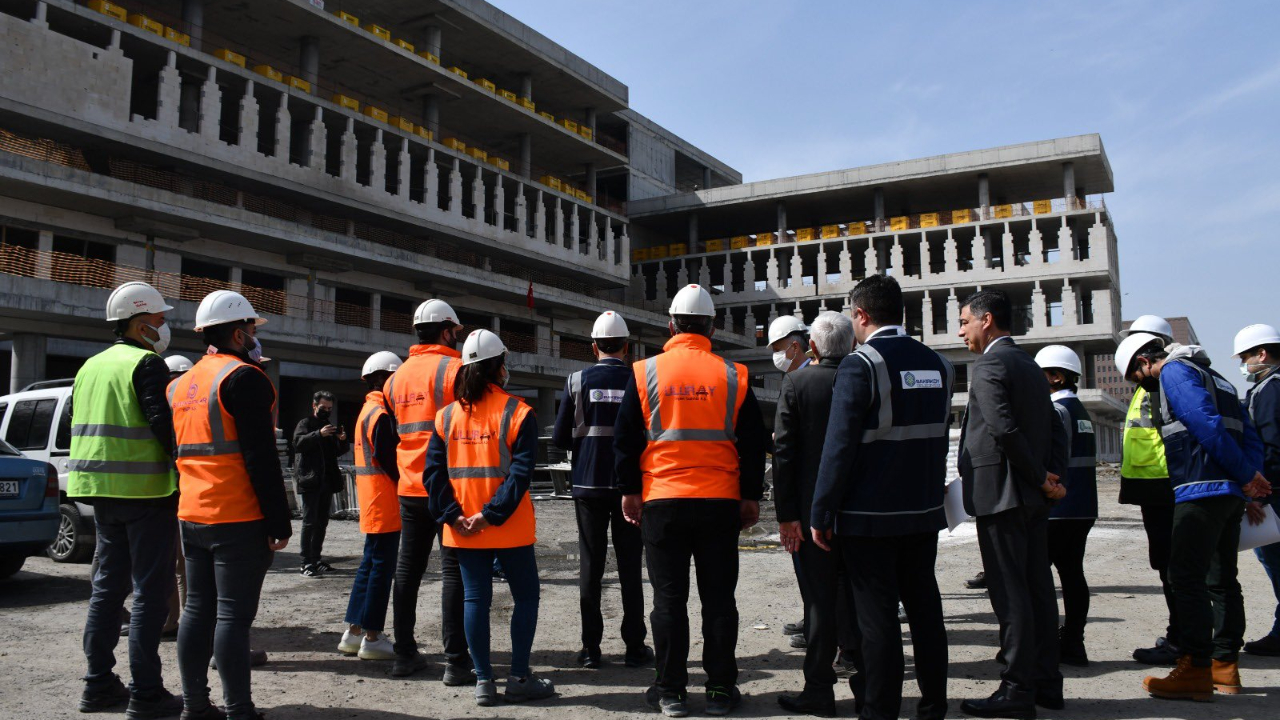 BAKIRKÖY BELEDİYE BİNASI İNŞAATI HIZ KESMEDEN DEVAM EDİYOR