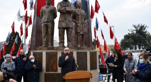 BAKIRKÖY'DE 14 MART TIP BAYRAMI 'SAĞLIK ÇALIŞANLARINA SAYGI ANITI' ÖNÜNDE KUTLANDI