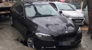 Bakırköy'de yol çöktü! Araç açılan çukura saplandı