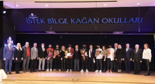 Türkiye'ye altın madalya kazandıran Bakırköy'lü sporcular ödüllendirildi