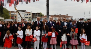 BAŞKAN DR. BÜLENT KERİMOĞLU'' HER BAYRAM TÖRENİNDE GÖRÜYORUM DEVLET VE MİLLETİ AYIRIYORLAR ''