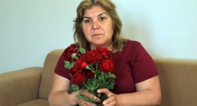 Böyle dolandırıcılık görülmedi! Kapıya gelen kırmızı gülleri aldı hayatı karardı