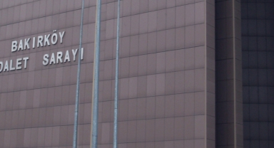 Bakırköy Adliyesinin önünde 