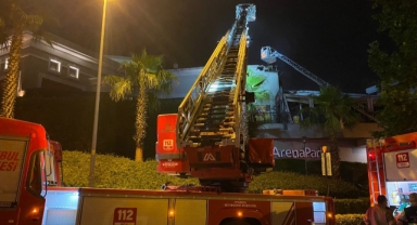 Küçükçekmece'de ArenaPark alışveriş merkezinde yangın çıktı
