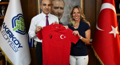 ŞAMPİYON YÜZÜCÜ KAYADELEN BAŞKAN KERİMOĞLU'NU ZİYARET ETTİ