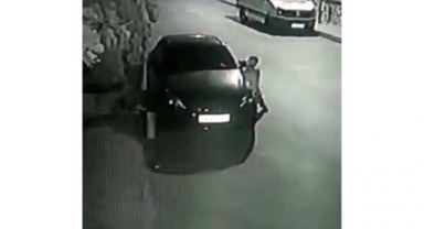 Bakırköy Florya'da Araçların logo ve aynalarını çalan hırsızlar kamerada