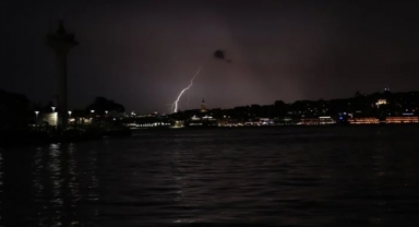 İstanbul'da geceyi şimşekler aydınlattı