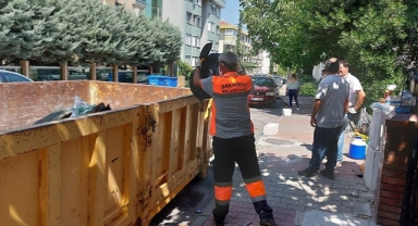 Bakırköy’de 3 kişilik ailenin yaşadığı evden 4 kamyon çöp çıktı