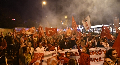 BAKIRKÖY'DE FENER ALAYINDA BİNLERCE KİŞİ ''YAŞASIN CUMHURİYET ''DEDİ