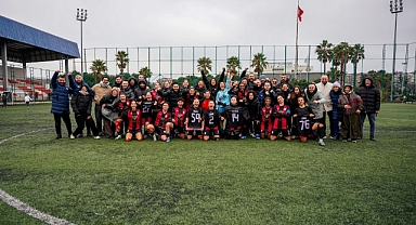 BAKIRKÖY'ÜN KIZLARI ZİRVE YOLUNDA: DUDULLU SPOR'U 2 GOLLE GEÇTİ