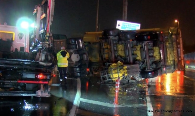 Devrilen hafriyat kamyonunun şoförüne yardım etmek isteyen sürücüye otomobil çarptı