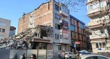 Bakırköy’de okul yanında tepkilere rağmen yıkım sürüyor