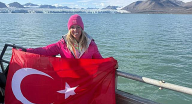 Deniz Kayadelen, buzullarda yüzen ilk Türk sporcu olarak tarihe geçti