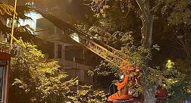 Bakırköy’de boşaltılan binanın çatısı alev alev yandı