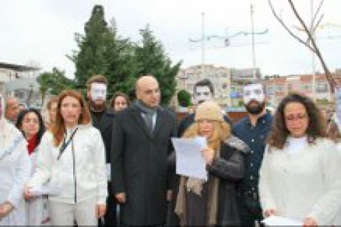 BAKIRKÖY ÇÖP YIĞINININ İÇİNDE TEK YÜREK OLDU,HAYKIRDI: KADINA ŞİDDETE SON