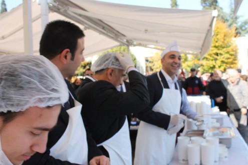 BAŞKAN AŞURE DAĞITTI
